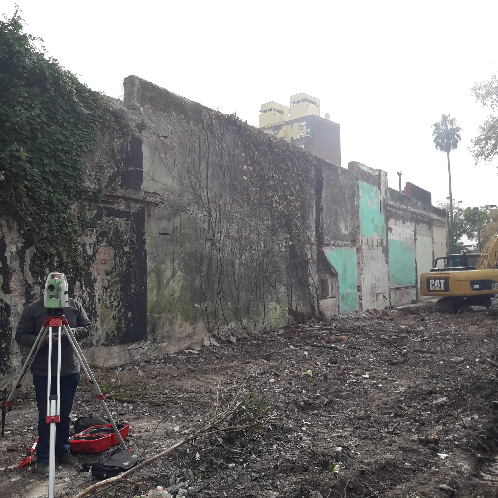 Estación total y profesional de topografía en una obra civil